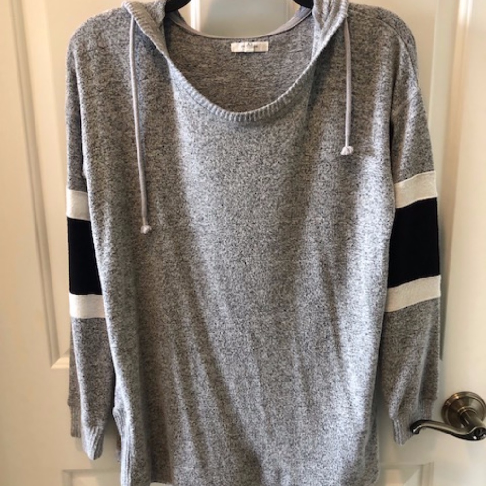 Maurices gray/white/black pullover. XS (fits M)